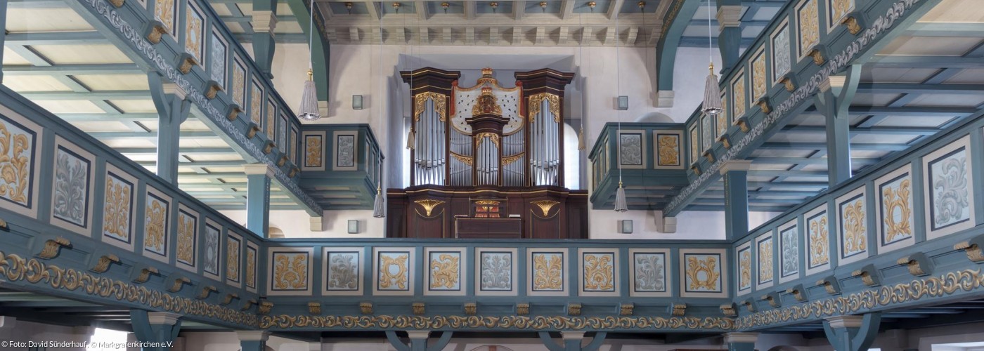 Blick ins Langhaus mit Orgelempore