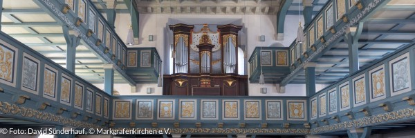 Blick ins Langhaus mit Orgelempore