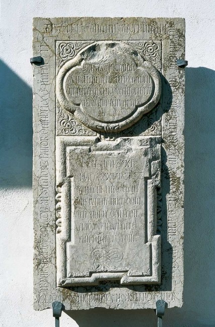 Stein-Epitaph an der Südseite der Kirche